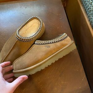 Ugg slippers size 6